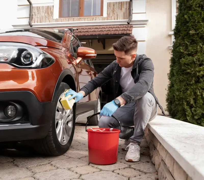 Lavage auto à domicile Orignac : professionnel intervenant sur un véhicule